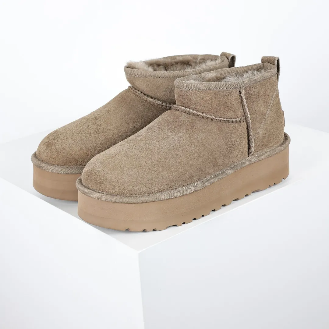 Pick up locally 💰560 The core recommendation is good price UGG Thick-soled short style Zhou Dongyu Same style series Xiaohongshu hot model Henan Longfeng leather production Sheepskin and wool integrated Top quality in the market 2-3 cm cashmere insole to keep warm in winter and suitable for home use UUG has launched a style series in the new year, partially skewed towards the preferences of young consumers, and has also been at the forefront of fashion trends. Shoe body material Water-repellent coated suede upper 17mm UGGPURE™ implanted wool insole Lightweight non-slip comfortable rubber outsole With brand LOGO Trademark Comes with full packaging Size: 35 36 37 38 39 40